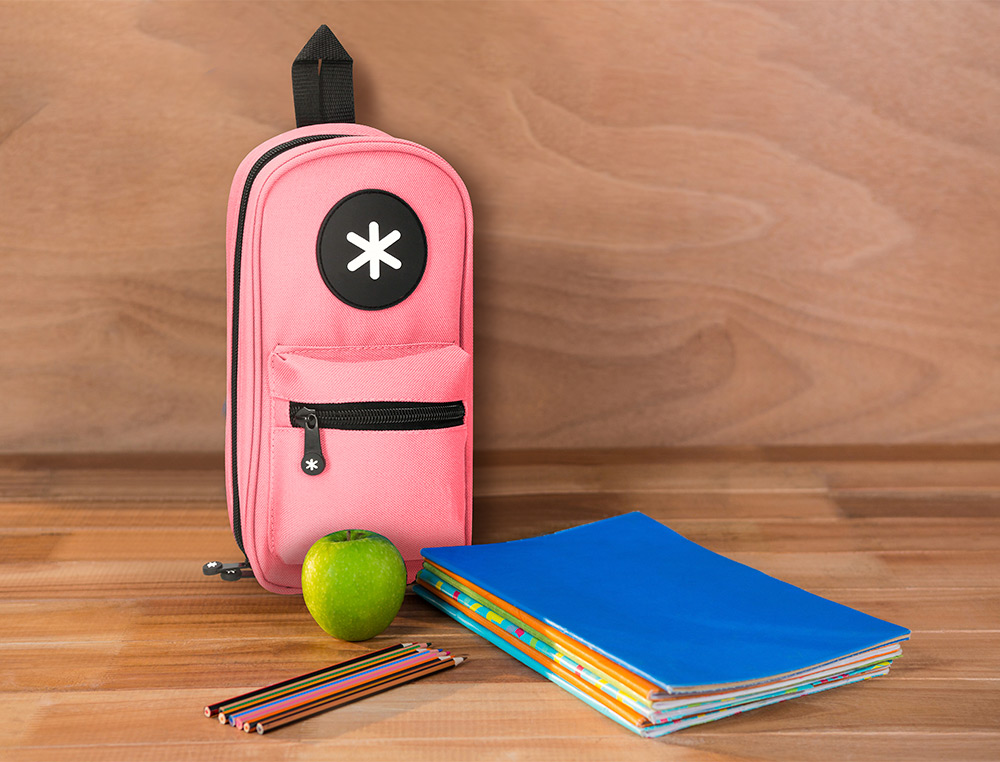 ESTUCHE PORTATODO ANTARTIK FORMA DE MOCHILA CON BOLSILLO Y 4 DEPARTAMENTOS COLOR CORAL 230X50X120 MM